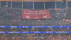 Liverpool tribünleri Ulu Önder Gazi Mustafa Kemal Atatürk'ün Yurtta sulh, cihanda sulh" yazılı pankartını açtı