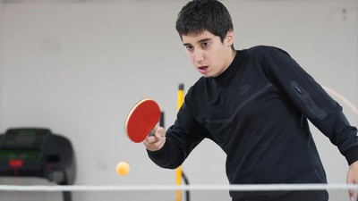 Otizmli Ahmet Taha masa tenisinde yeni başarılar için çalışıyor