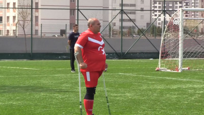 Başkanlığını yaptığı kulüpte koltuk değnekleriyle futbolcu olarak da ter döküyor