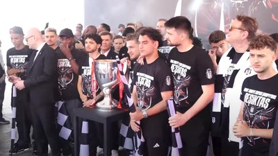 Türkiye Kupası'nı kazanan Beşiktaş taraftarıyla kutlama yaptı