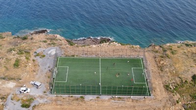 Uçurum kenarında denize sıfır futbol sahası! "Süper Lig takımlarında bile böyle manzara yok"