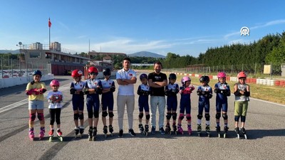 Short track sporcuları, yarış pistinde antrenman yapıyor