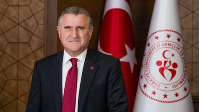 Bakan Bak'tan milli yüzücüler için tebrik mesajı