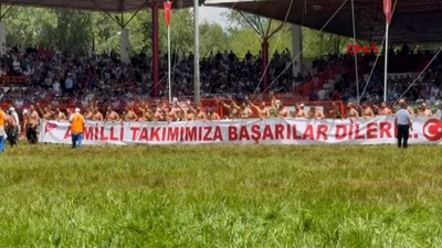 Kırkpınar'da başpehlivanlar, pankart açıp 'bozkurt' işareti yaptı