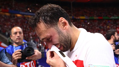 Çalhanoğlu'ndan Montella'ya eleştiri