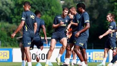 Fenerbahçe, hazırlıklarını akşam saatlerinde yaptığı antrenmanla sürdürdü