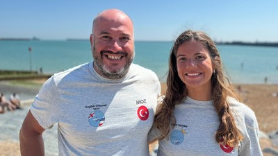 Dünya tarihinde ilk defa iki Türk sporcu aynı anda Manş Denizi'ni geçti