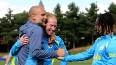 Pep Guardiola, oyuncularına tek tek sarılıyor