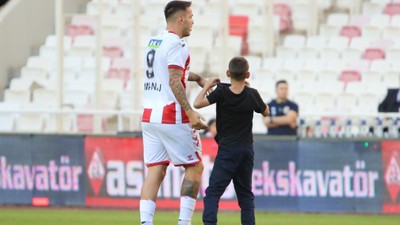 Sivassporlu küçük taraftar, Rey Manaj için sahaya girdi