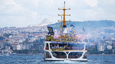 Derbi ateşi yandı! Fenerbahçeli taraftarlar deniz yoluyla Kadıköy'e akın etti