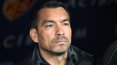 Van Bronckhorst kendi sağ bekini kendi yarattı!