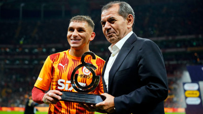 Galatasaray'la 100. maçına çıkan Torreira'ya plaket verildi
