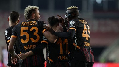 Galatasaray'da şok sakatlık! Sedyeyle oyundan çıkarıldı