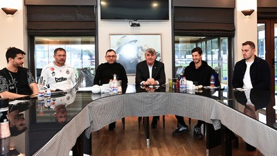 Serdal Adalı, teknik heyet ve futbolcularla bir araya geldi