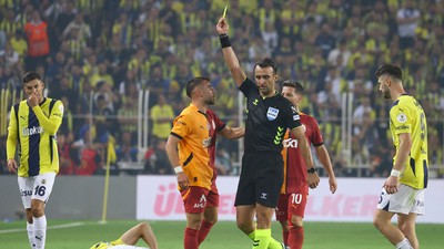 Derbide kartlar havada uçuşuyor