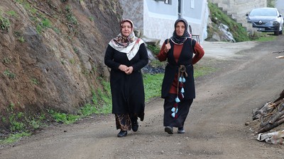 Sırtında taşıdığı bebekle maça giden kadının bordo-mavi sevgisi