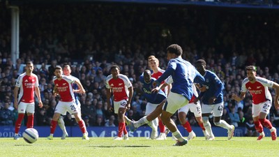 Premier Lig'de Everton'dan Arsenal'a çelme!