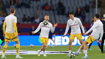 Dortmund 7 oyuncuyla yollarımızı ayıracağız dedi birini Beşiktaş istedi