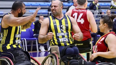 Fenerbahçe, Galatasaray'ı 82-50 yenerek seriyi eşitledi