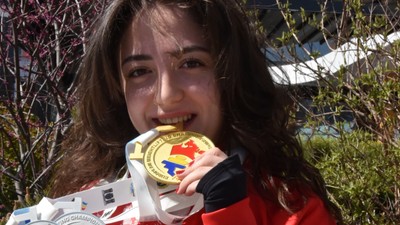 Milli halterci Cansu Bektaş'ın üçüncü Avrupa şampiyonluğu sevinci