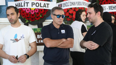 Ersun Yanal, babası Ural Yanal'ı toprağa verdi