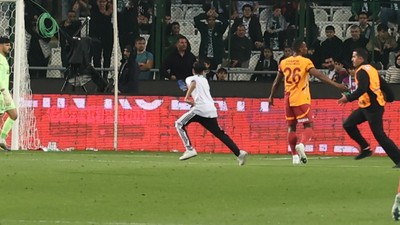Konyaspor - Galatasaray maçında sahaya taraftar girdi