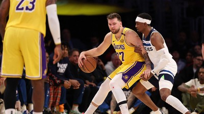 NBA play-off'larında Doncic'in 31 sayı attığı maçı kazanan Lakers seriyi 1-1 yaptı