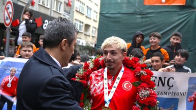 Avrupa şampiyonu olan milli halterci Yusuf Fehmi Genç törenle karşılandı