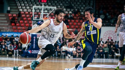 Türkiye Basketbol Ligi play-off'larında yarı finale çıkan iki takım belli oldu