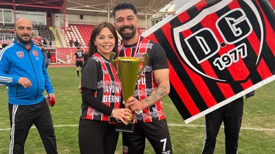Amatör futbolcu şampiyonluk maçından önce evlilik teklifi yaptı!