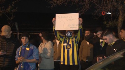Samandıra'da futbolcuları karşılayan taraftardan Ali Koç'a istifa tezahüratı