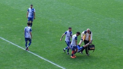 Sağlıkspor maçında sedye bulunamadı sakatlanan futbolcu karga tulumba dışarı taşındı