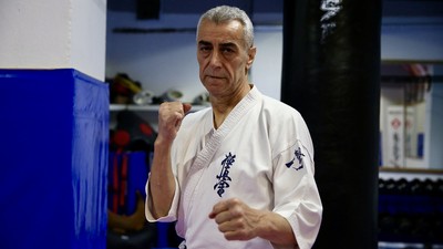 Zayıflamak için karateye başladı şimdi şampiyon yetiştiriyor