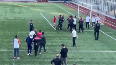 U-15 Futbol Ligi şampiyonluk maçında saha karıştı