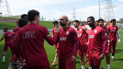 Galatasaray 2 grup halinde topa sahip olma çalıştı