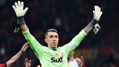 Galatasaray kaptanı Muslera'nın Türk futbol tarihine geçmesine 2 kupa kaldı
