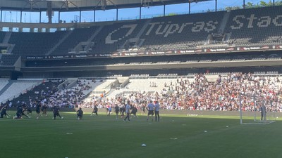 Beşiktaşlı oyunculara tribünden destek!