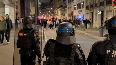 Taşkınlık yapan PSG taraftarlarına polis müdahalesi