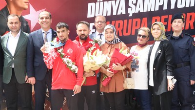 Dünya şampiyonu halterci Ramazan Efe Yılmaz, memleketi Çankırı'da törenle karşılandı