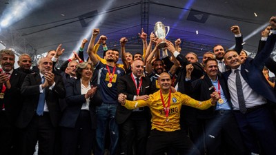 1. Lig'e yükselen Sarıyer, şampiyonluk kupasını aldı