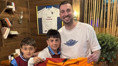 Osimhen’in formasını alan Trabzonsporlu çocuktan formayı bir koleksiyoner aldı