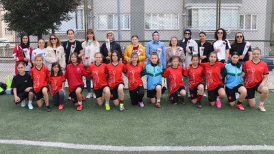 Amasya'da kadın futbolcular, antrenmanda annelerinin Anneler Günü'nü kutladı