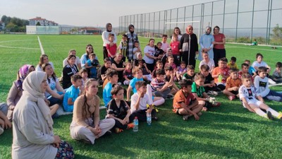 Annelerle oğullarının yeşil sahadaki mücadelesi gülümsetti