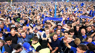 Bundesliga'ya dönen Hamburg'da taraftar sahaya girdi 26 kişi yaralandı