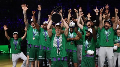 Galatasaray'ı yenen Unicaja Malaga, kupasını aldı