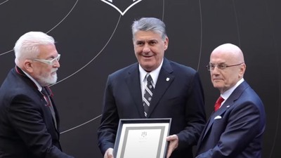 Beşiktaş'ta yeniden başkanlığa seçilen Serdal Adalı'ya mazbatası verildi