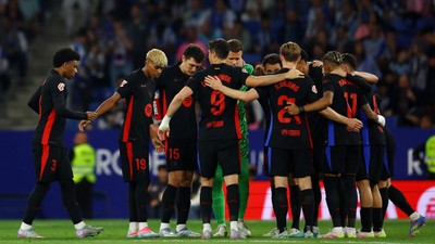 La Liga'da Barcelona şampiyon oldu, saha karıştı