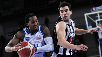Türk Telekom Beşiktaş'ın 14 maçlık serisini bitirdi