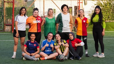 İzmirli kadınların halı saha maçında "kaybeden yok"