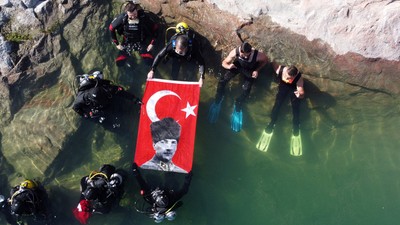 19 dalgıç 19 metre derinlikte Atatürk'ü andı